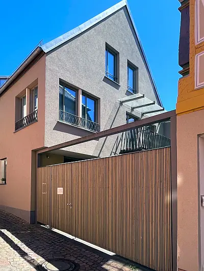 City House Apartments Blick-EInfahrt-und-Balkon